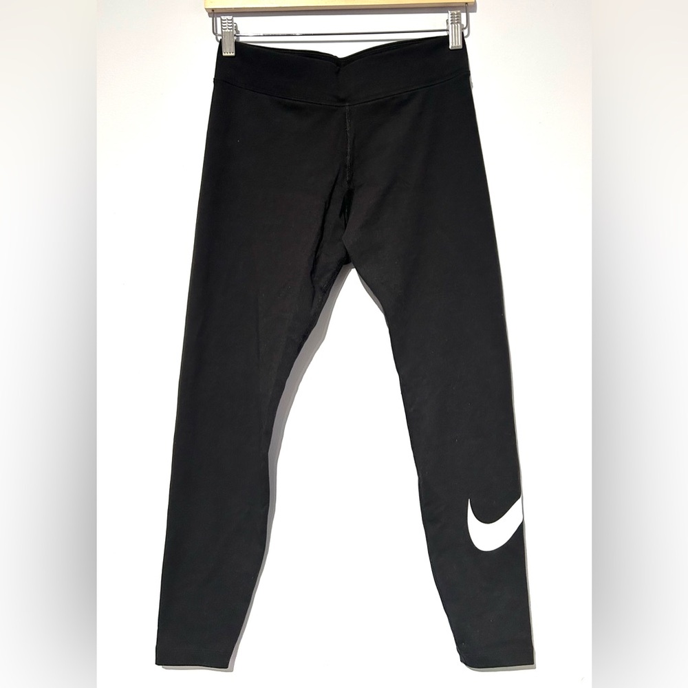 💎 2/$50  NWOT NIKE sportswear essentials leggings w/ white swoosh logo (black)